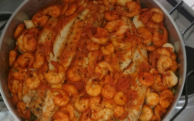 Anchova ao molho de camarão, palmito e alcaparras