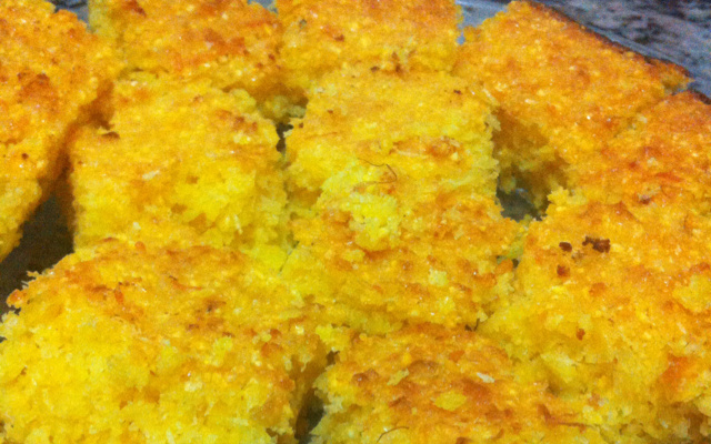 Bolo de milho, coco, queijo e canela