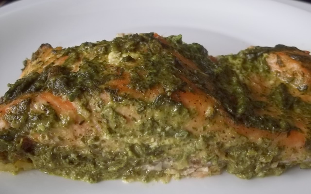 Salmão com molho de espinafre