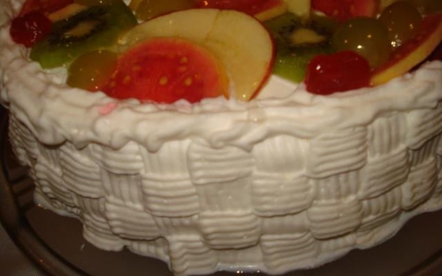 Bolo de frutas frescas trufado