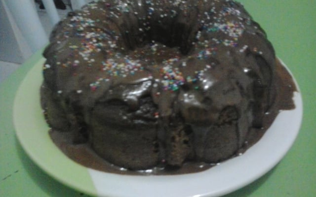 Bolo de chocolate de microondas com calda de falso brigadeiro