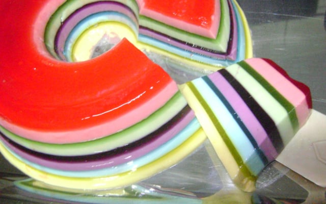 Gelatina colorida em camadas