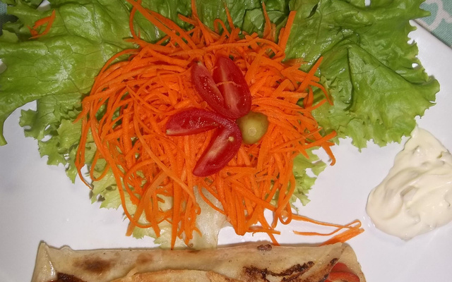 Panqueca com molho 4 queijos e iscas de picanha