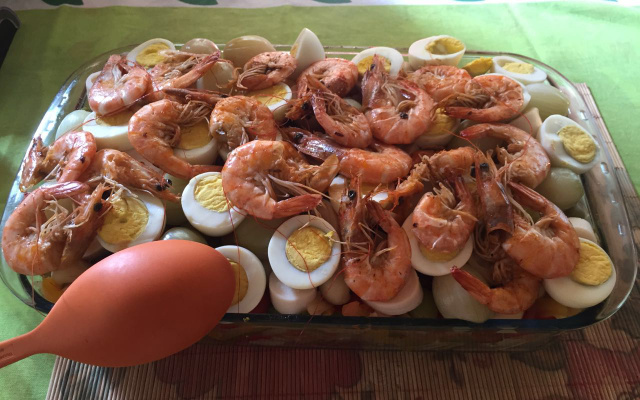 Bacalhau à brasileira com camarões