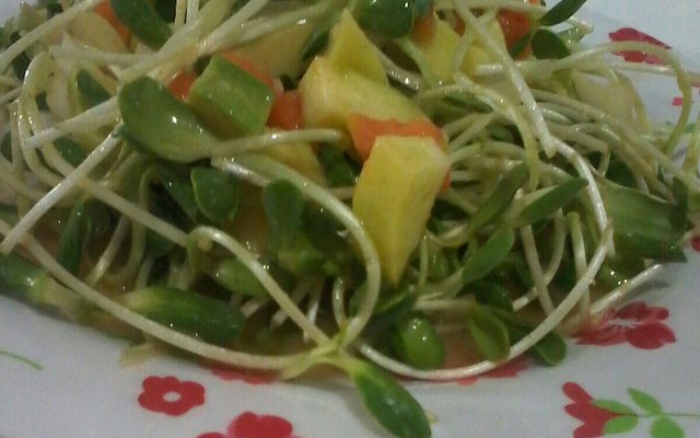 Salada de papaia e brotos de girassol