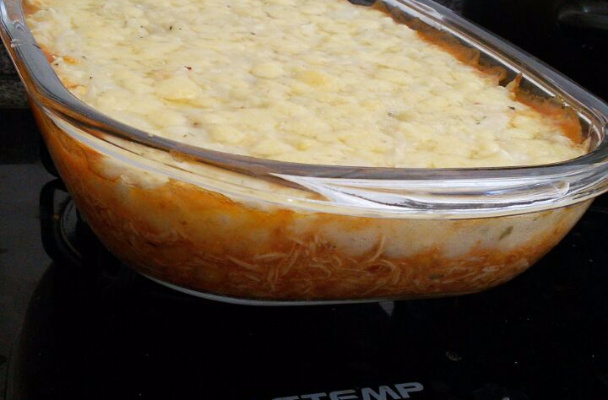 Escondidinho de mandioca com recheio de frango