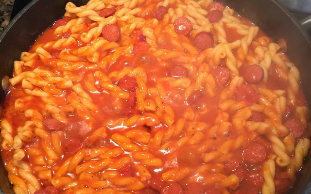 O suculento macarrão com salsicha