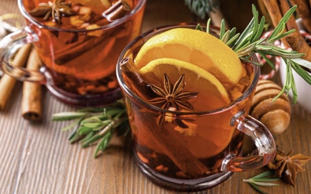 Quentão tradicional com cachaça, gengibre e toque cítrico de laranja