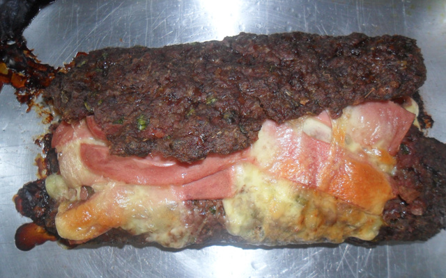 Rocambole de carne recheado