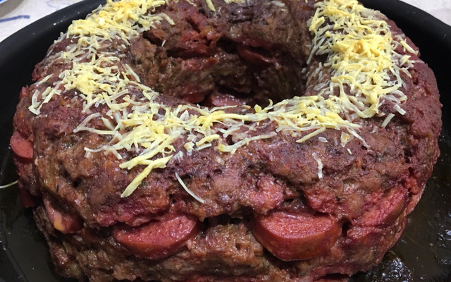 Bolo de carne com calabresa e provolone