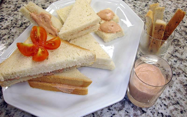 Patê de salsicha em lata