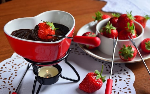 Fondue de chocolate de Dia dos Namorados com 5 sugestões de acompanhamentos