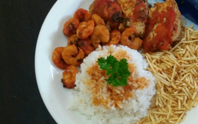 Peixe ao molho de tomate e camarão