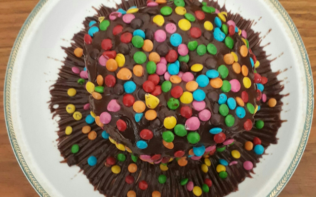 Panetone recheado com cobertura de chocolate e confetes