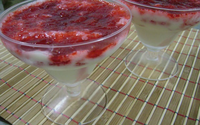 Creme de iogurte com calda de morango
