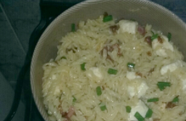 Macarrão alho e óleo com queijo e bacon