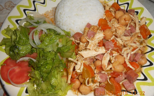 Grão-de-bico com frango