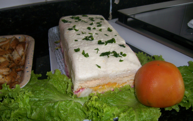 Bolo gelado salgado com torrada temperada