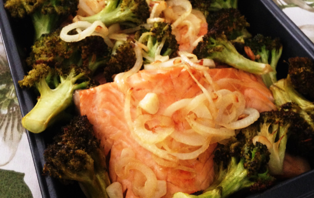 Salmão e brócolis ao molho de vinho e mel