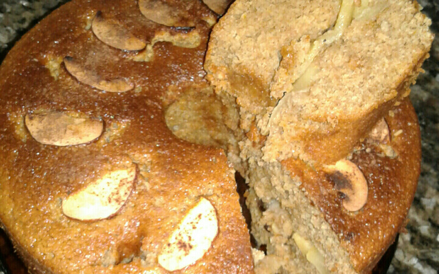 Bolo de maçã com canela e iogurte