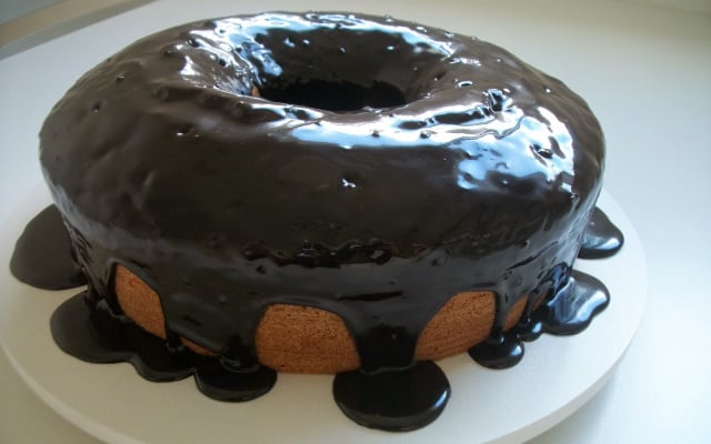 Bolo de cenoura com calda de chocolate