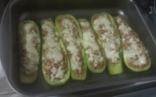 Canoa de abobrinha recheada com carne moída