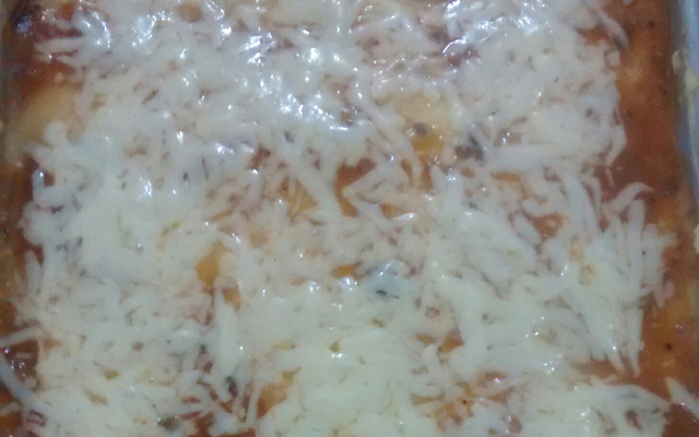 Escondidinho de pizza recheado com carne moída, presunto e queijo