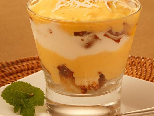 Sobremesa com bolo cocada de maracujá e sorvete de coco com abacaxi