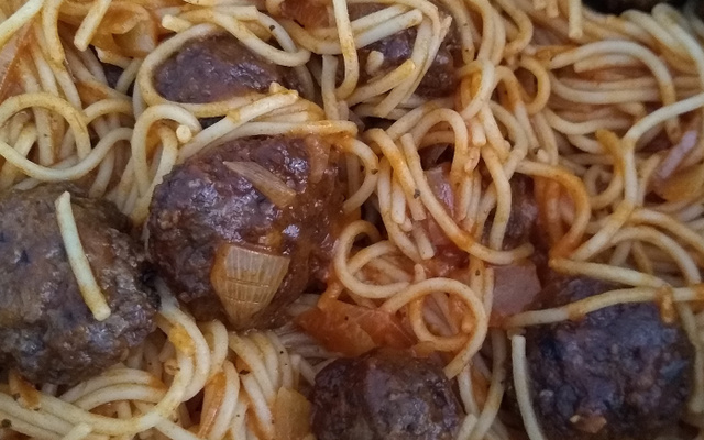 Macarronada com almôndegas