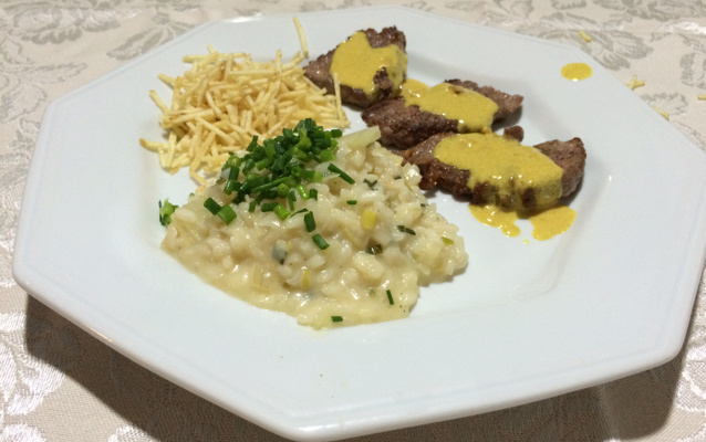 Filé mignon ao molho de mostarda com risoto de alho-poró
