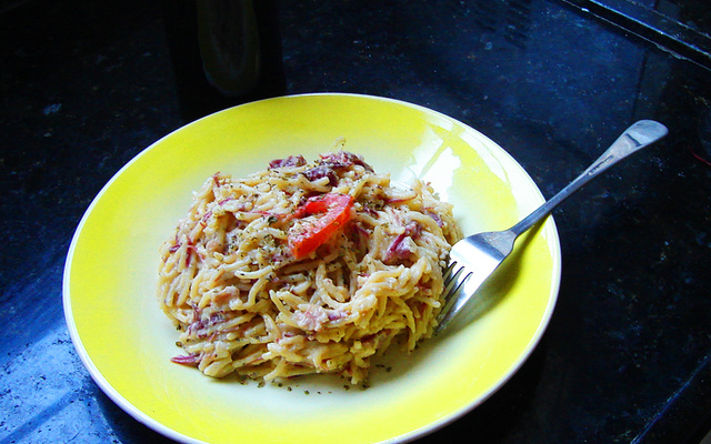 Espaguete com carne seca e tomate ao molho bechamel