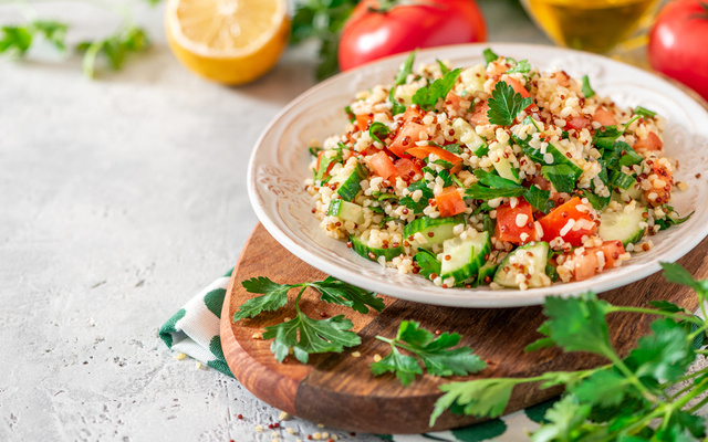 Salada marroquina simples e deliciosa com trigo para quibe