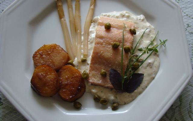 Salmão com creme de aspargos
