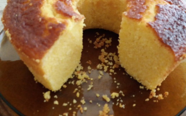 Bolo de fubá com laranja