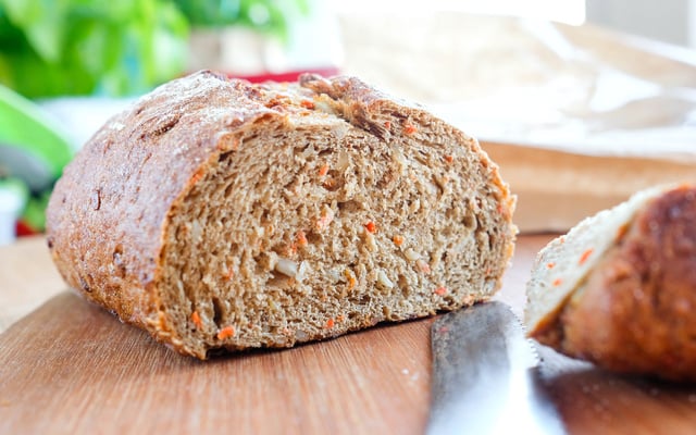 Pão de liquidificador de cenoura e mandioquinha