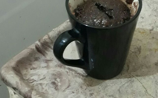 Bolo de caneca com cobertura de chocolate