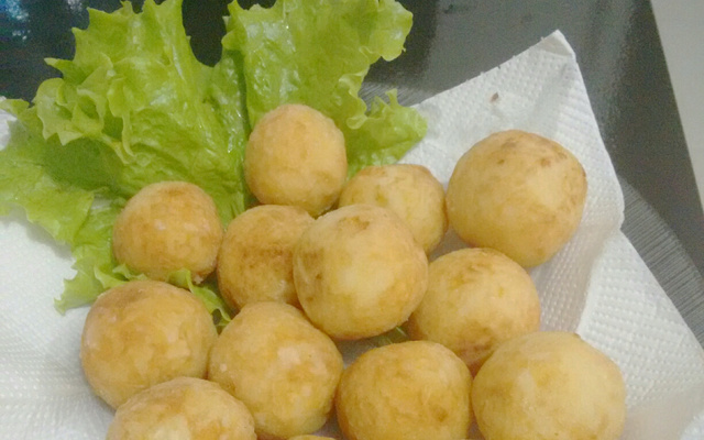 Bolinho de arroz com batata recheado de queijo