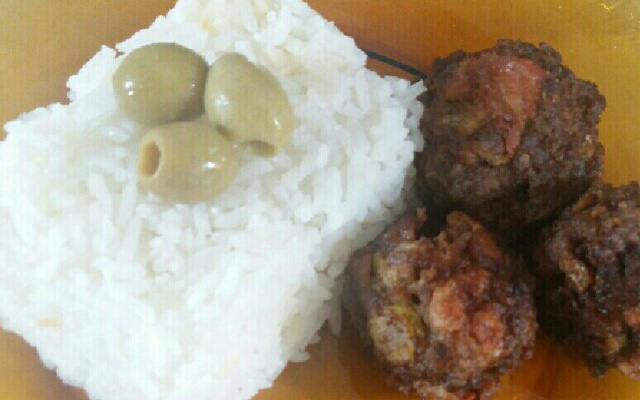 Bolinha de carne moída empanada