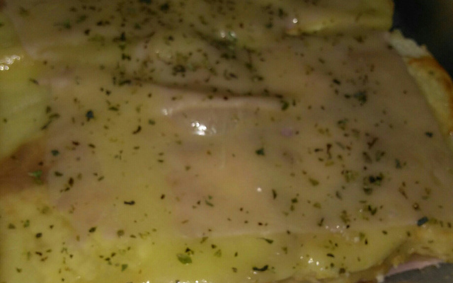 Torta de pão de forma com queijo e presunto