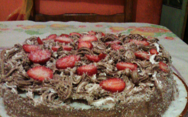 Bolo de chocolate com morango e coco - da Bia