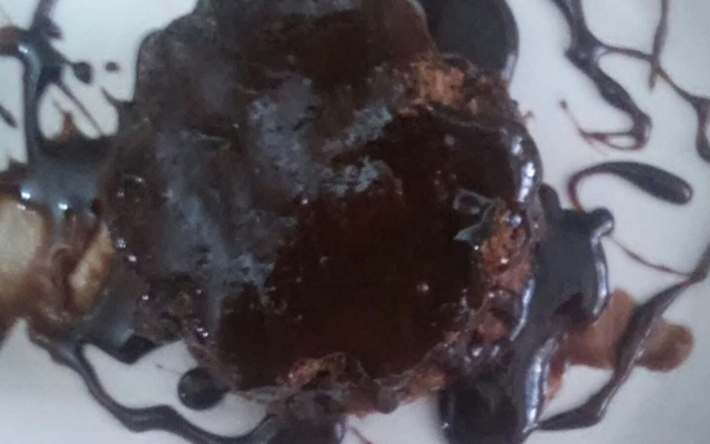 Bolo simples de caneca de micro-ondas