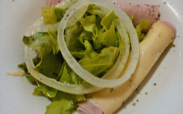 Salada simples com frios