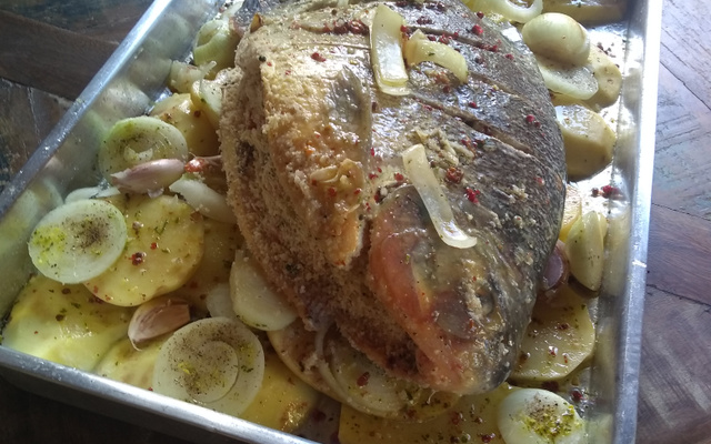 Pacu assado recheado com farofa