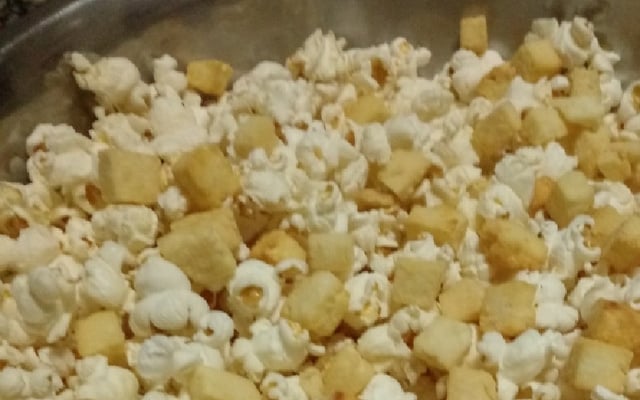 Pipoca com queijo crocante
