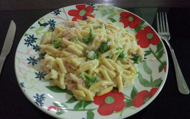 Macarrão cremoso cozido com leite