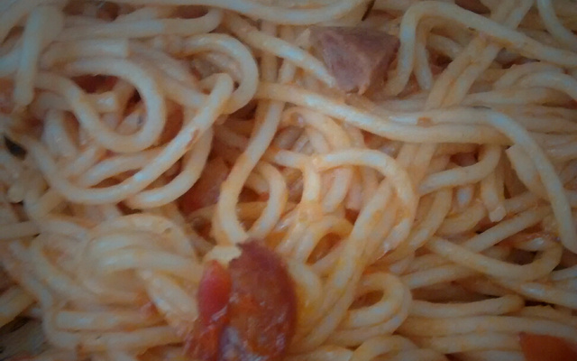 Macarrão com molho de tomate e calabresa