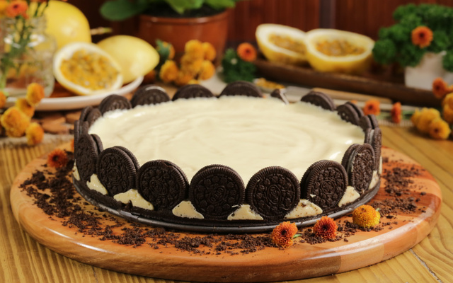 Torta de mousse de maracujá com biscoito oreo