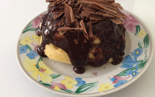 Bolo de caneca com cobertura de chocolate