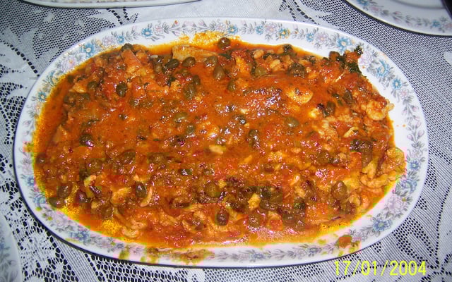 Peixe ao molho de camarão e alcaparras