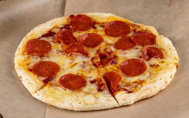 Pizza na airfryer individual e caseira com queijo e calabresa
